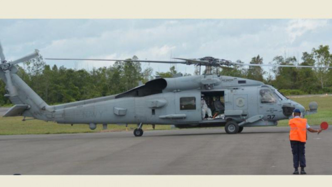 Helikopter militer AS Sea Hawk Sikorsky angkut korban pesawat AirAsia QZ8501