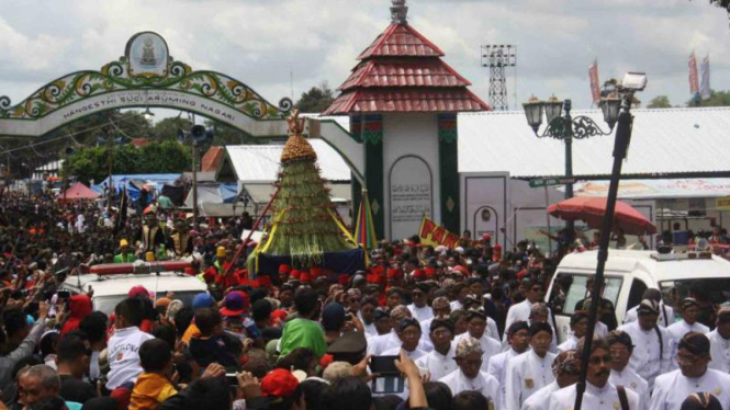 Keraton Yogyakarta menggelar ritual tradisional Grebeg Maulud