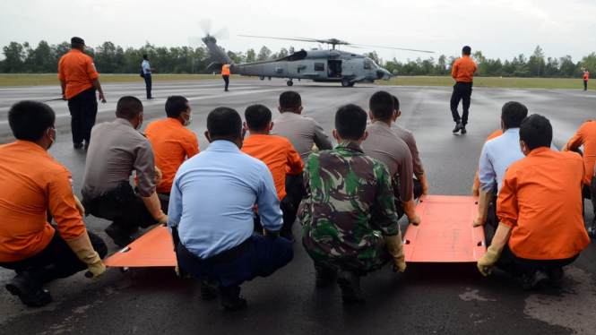 Seahawk AS Bawa 3 Jenazah Air Asia QZ 8501