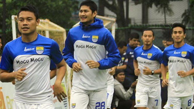 Dedi Kusnandar (depan) saat masih membela Persib Bandung.