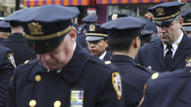 Polisi New York punggungi Wali Kota yang sedang berpidato
