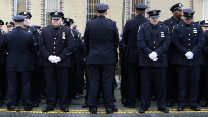 Polisi New York punggungi Wali Kota yang sedang berpidato