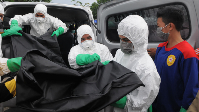 Petugas SAR Gabungan Evakuasi Jenazah Korban AirAsia Dengan Pakaian Steril