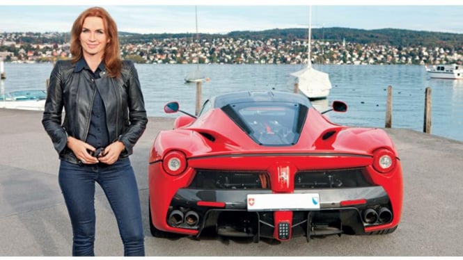 Cornelia Hagmann berpose di sebelah LaFerrari miliknya