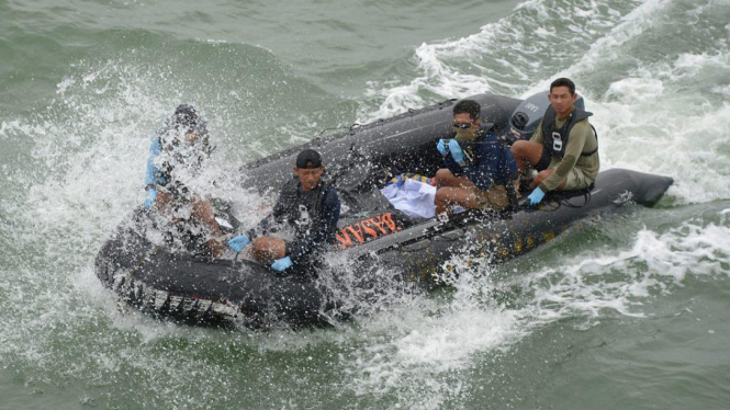 Tim Komando Pasukan Katak mencari pesawat AirAsia QZ8501
