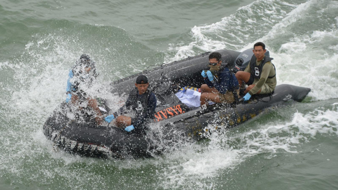 Personel Kopaska TNI AL mengevakuasi korban kecelakaan pesawat AirAsia QZ8501 