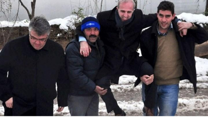 Pejabat Turki digendong petani melalui jalan bersalju