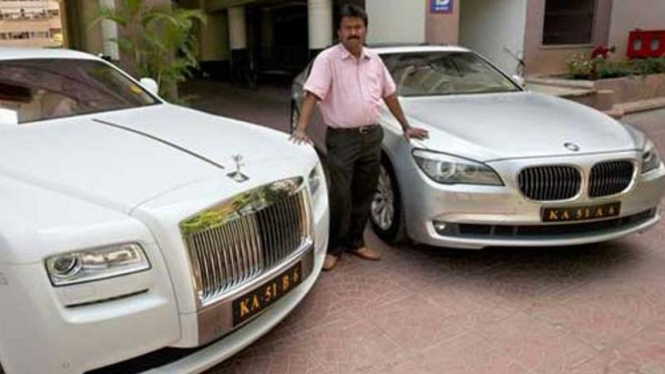 Ramesh Babu bersama dua mobil mewahnya.