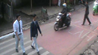 Tak Puas, Warga Mengecat Jalan Sendiri