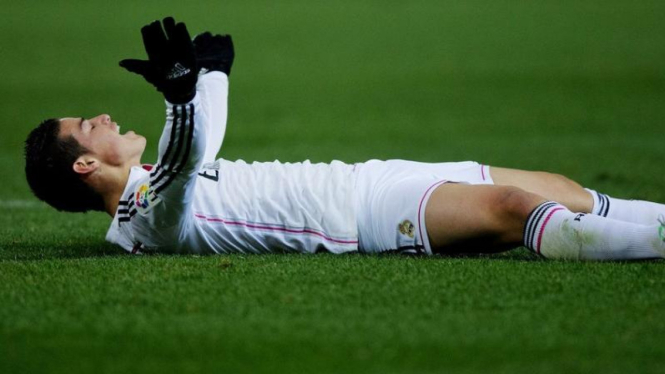 Pemain Real Madrid, James Rodriguez, usai terjatuh