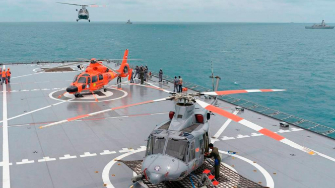 Tiga helikopter di kapal perang KRI Banda Aceh TNI Angkatan Laut