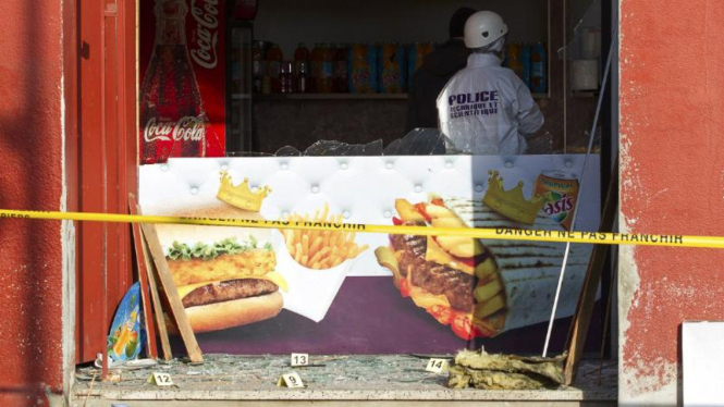 Polisi memeriksa sebuah restauran setelah insiden penembakan dekat Lyon.