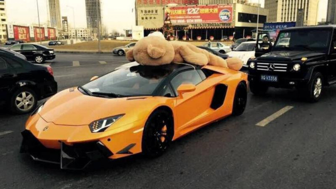 Teddy bear di atas Lamborghini Aventador yang membuat macet jalan.