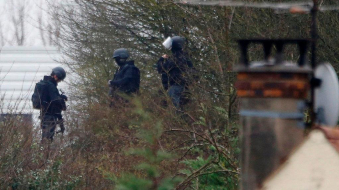 Pasukan khusus Prancis mengepung penyerang kantor Charlie Hebdo