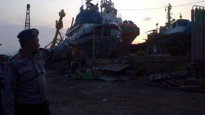 Petugas Polair Polda Jateng menunjukkan lokasi meledaknya kapal tag boat
