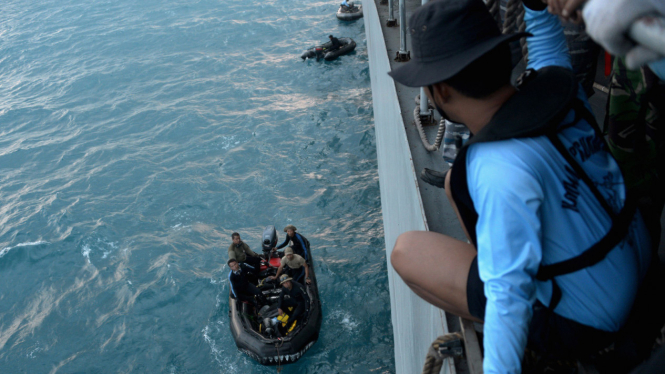 Aksi Tim Penyelam TNI AL Angkat Ekor Pesawat Air Asia