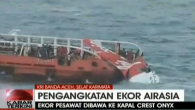 Ekor AirAsia Akhirnya Bisa Diangkat ke Kapal