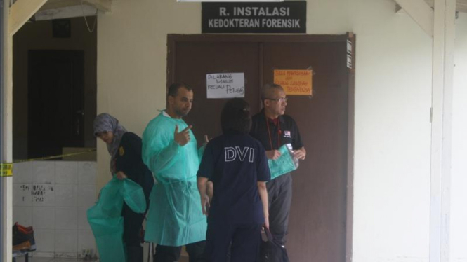 Suasana aktivitas tim DVI di RS Bhayangkara Surabaya