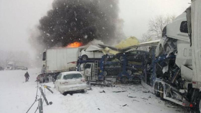 Kecelakaan di Michigan yang melibatkan 90 kendaraan.