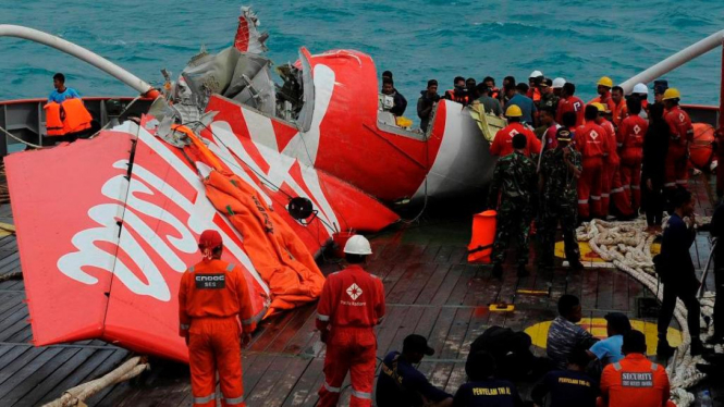 Potongan ekor pesawat AirAsia QZ8501 di Laut Jawa