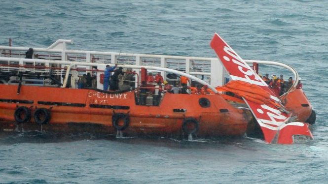 Potongan ekor pesawat AirAsia QZ8501 di Laut Jawa