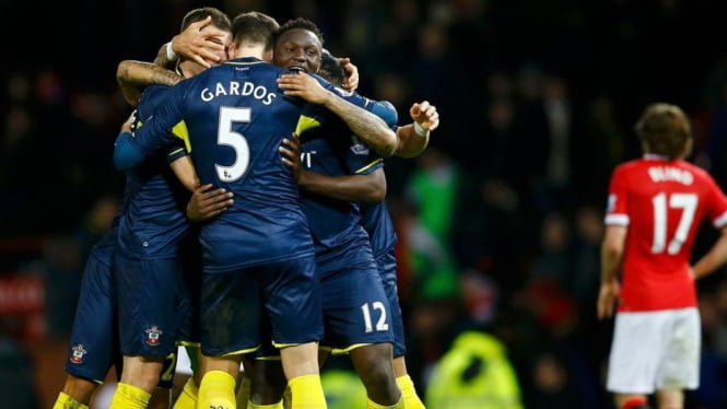 Pemain Southampton merayakan gol ke gawang MU