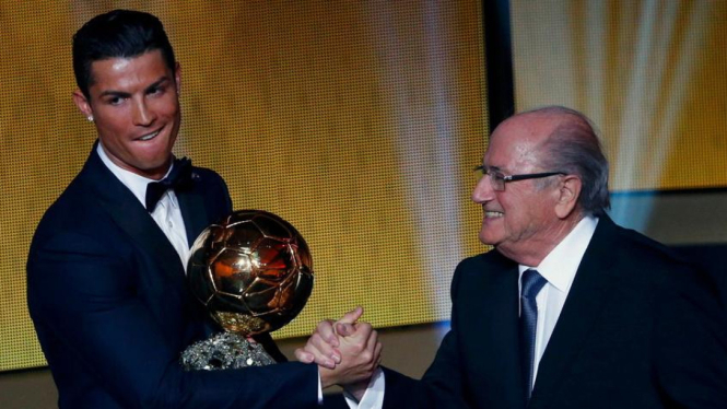 Cristiano Ronaldo menerima Ballon d'Or.