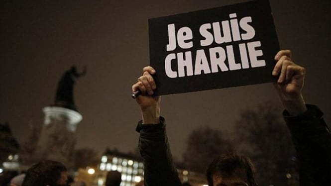 Pemrotes memegang poster bertuliskan Je Suis Charlie