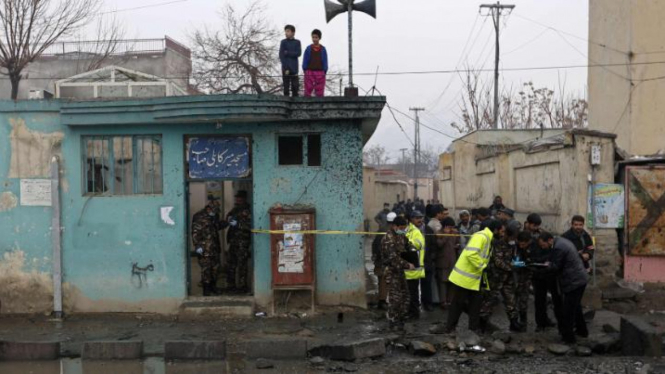 Keamanan Afghanistan menyelidiki lokasi ledakan di Kabul, 13 Januari 2015.