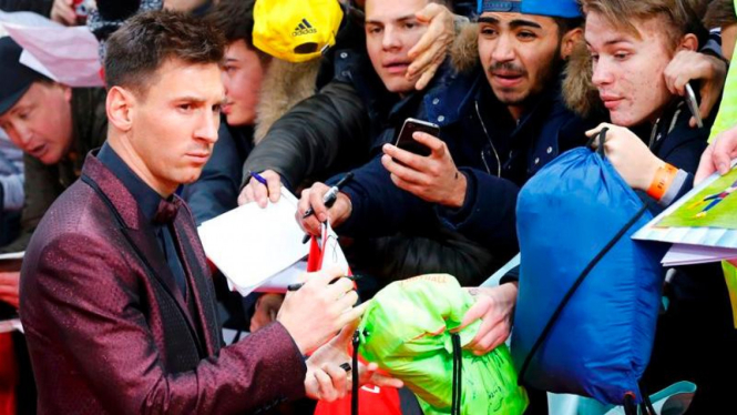 Lionel Messi sedang memberikan tanda tangan di Ballon d'Or