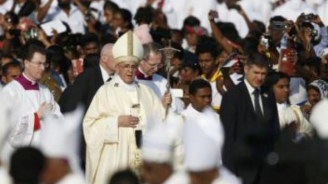 Paus Fransiskus tiba untuk memimpin misa di Colombo, 14 Januari 2015.