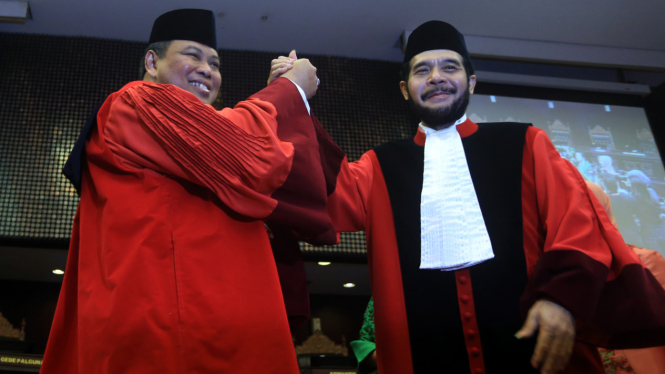 Ketua MK Anwar Usman (kanan) dan hakim konstitusi Arief Hidayat.