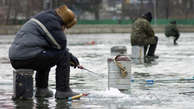 Sensasi memancing di atas lapisan es