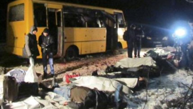 Penyelidik memeriksa bus yang diserang di Ukraina, 13 Januari 2015.