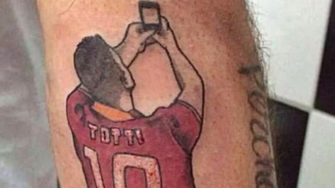 Aksi selfie Francesco Totti diabadikan dengan tatto