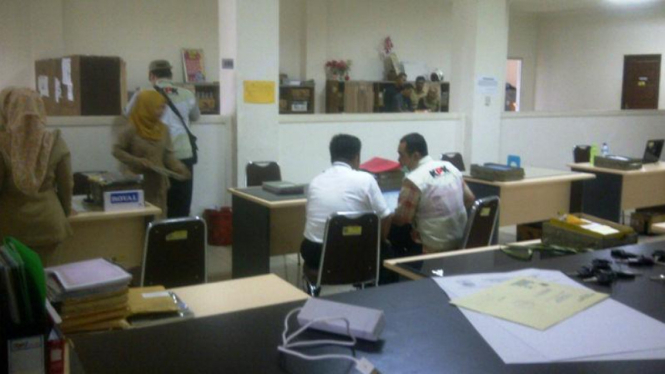 KPK Geledah Kantor dan Rumah Dinas Bupati Lombok Barat