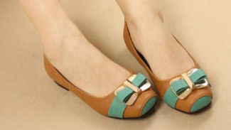 Bahaya Terlalu Sering Memakai Flat Shoes
