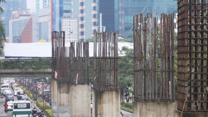 Tiang-tiang penyangga monorel yang terbengkalai di Jalan H.R Rasuna Said Jakarta