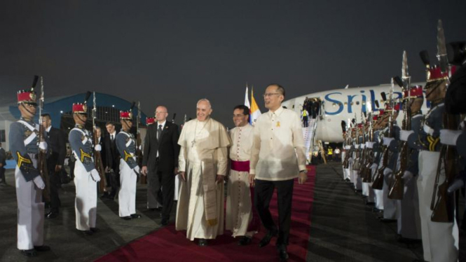 Paus Fransiskus disambut Presiden Filipina Benigno Aquino di Manila.