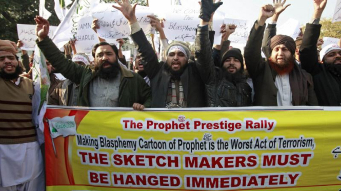 Pemrotes Pakistan tuntut pembuat karikatur Muhammad dihukum.