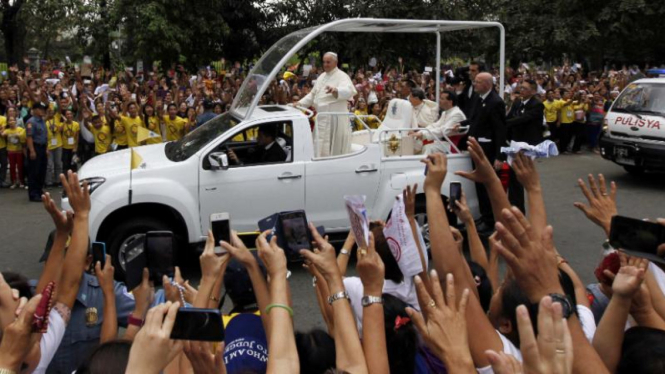 Umat Katolik Filipina menyambut Paus Fransiskus di Manila, 16 Januari 2015.