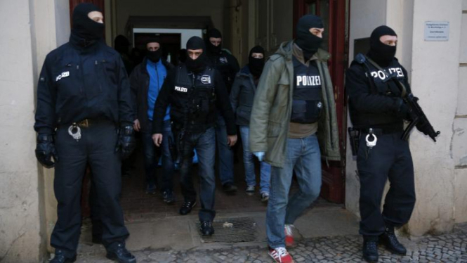 Polisi khusus Jerman melakukan penggerebekan di Berlin, 16 Januari 2015.