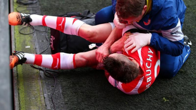 Pemain Arsenal, Mathieu Debuchy, alami cedera bahu.