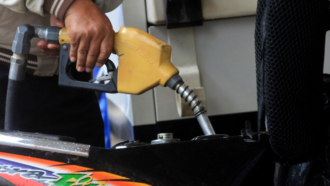 Petugas mengisi bensin bersubsidi di stasiun pengisian bahan bakar di Jakarta, beberapa waktu lalu.