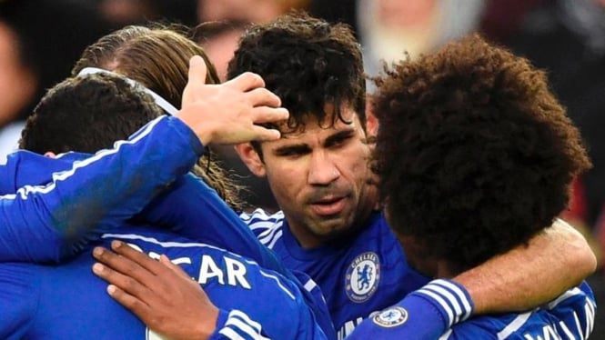 Pemain Chelsea, Diego Costa, dikerumuni rekan-rekannya