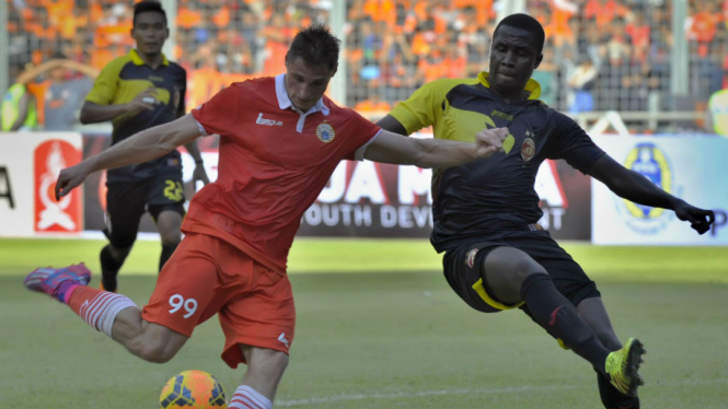 Striker Persija, Yevgeny Kabayev (kiri) dihalau Abdoulaye Maiga