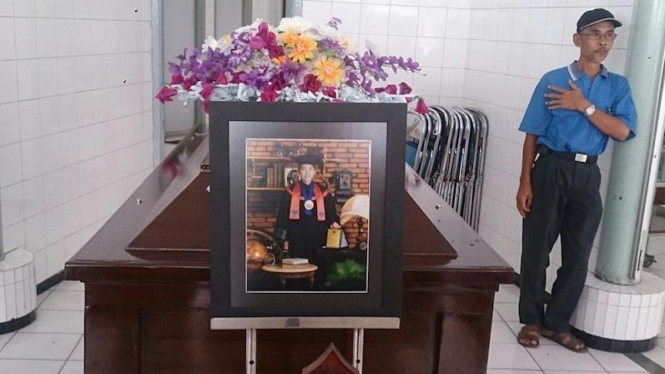 Jenazah Bob Hartanto disemayamkan di Malang, Minggu (18/01/2015)