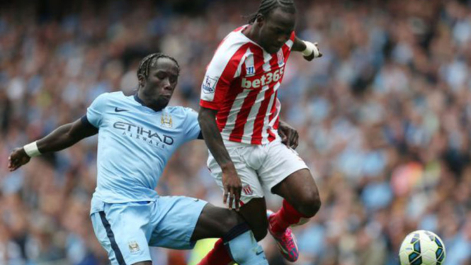 Bacary Sagna (kiri)