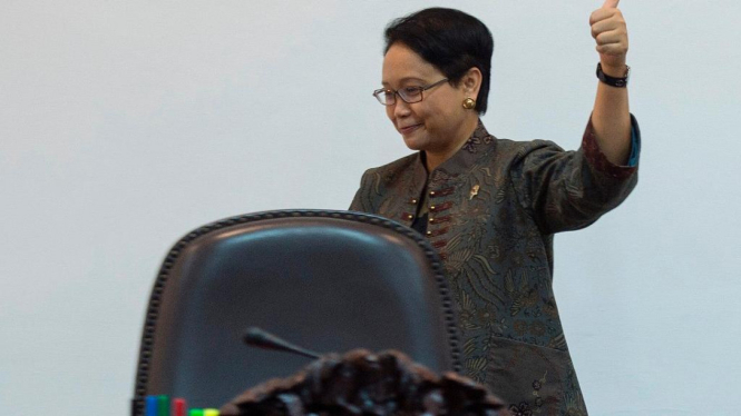 Menlu RI Retno Marsudi dalam rapat terbatas di kabinet