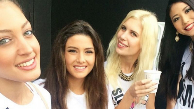 Foto Selfie Miss Israel yang bikin heboh Lebaanon